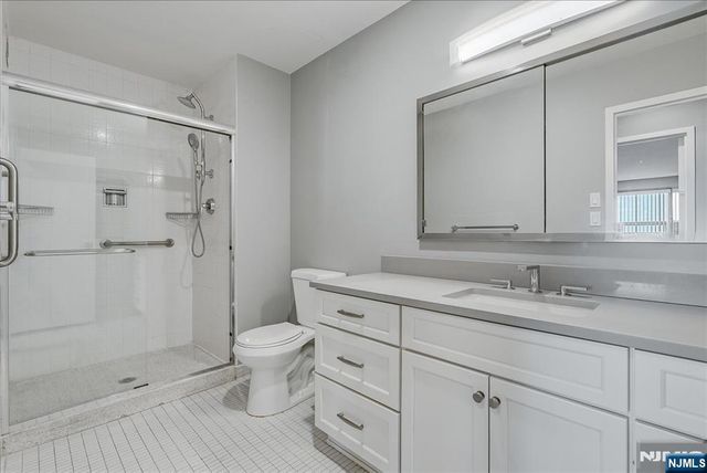 2 Claridge Drive 7KE, Verona, NJ 07044