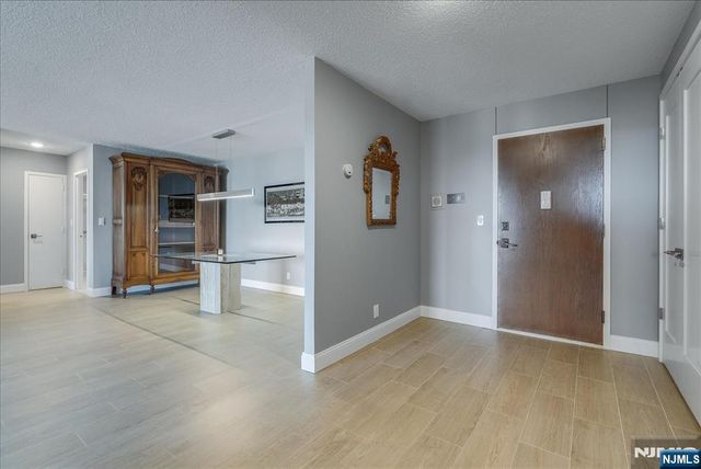 2 Claridge Drive 7KE, Verona, NJ 07044