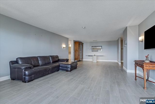 2 Claridge Drive 7KE, Verona, NJ 07044