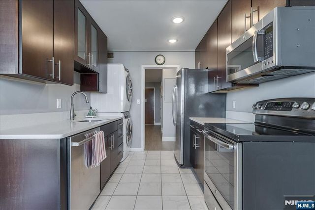 2 Claridge Drive 7KE, Verona, NJ 07044