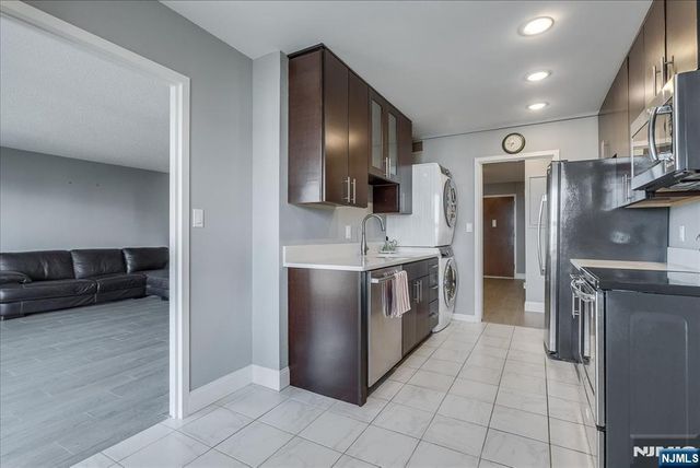 2 Claridge Drive 7KE, Verona, NJ 07044