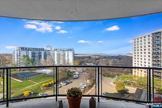 2 Claridge Drive 7KE, Verona, NJ 07044