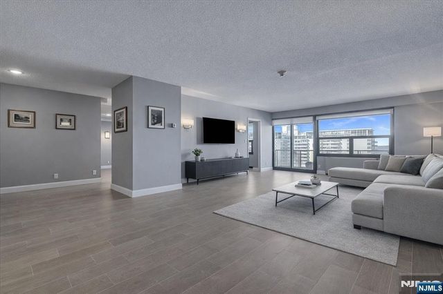 2 Claridge Drive 7KE, Verona, NJ 07044