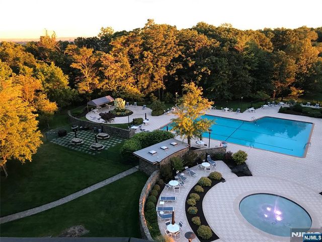 2 Claridge Drive 7KE, Verona, NJ 07044