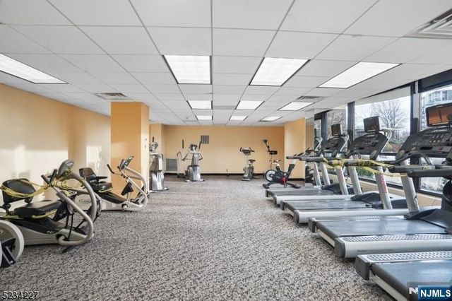 2 Claridge Drive 7KE, Verona, NJ 07044