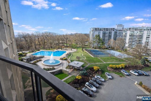 2 Claridge Drive 7KE, Verona, NJ 07044