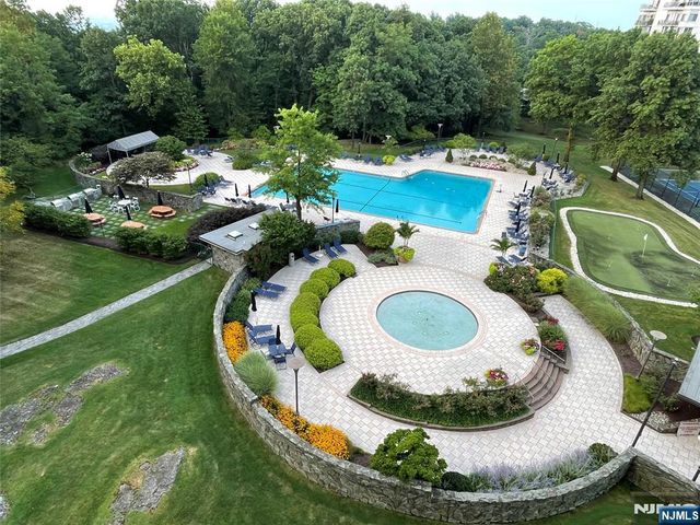 2 Claridge Drive 7KE, Verona, NJ 07044