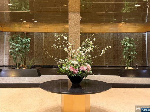 2 Claridge Drive 7KE, Verona, NJ 07044