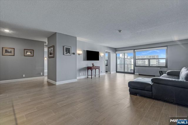 2 Claridge Drive 7KE, Verona, NJ 07044