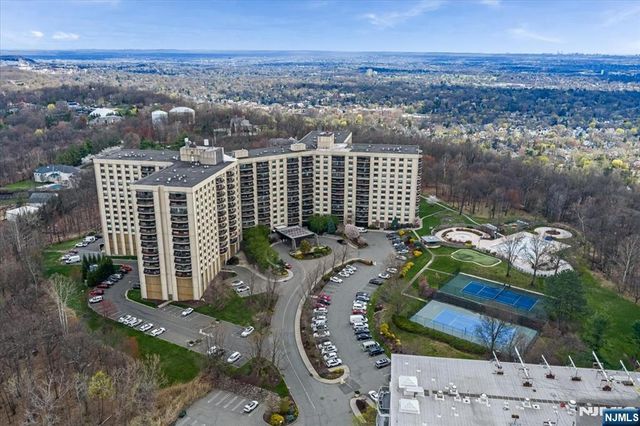 2 Claridge Drive 7KE, Verona, NJ 07044