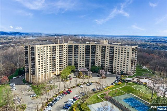 2 Claridge Drive 7KE, Verona, NJ 07044