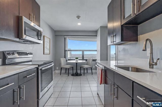 2 Claridge Drive 7KE, Verona, NJ 07044