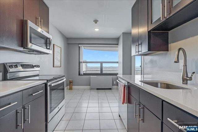 2 Claridge Drive 7KE, Verona, NJ 07044