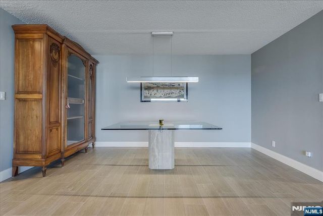 2 Claridge Drive 7KE, Verona, NJ 07044