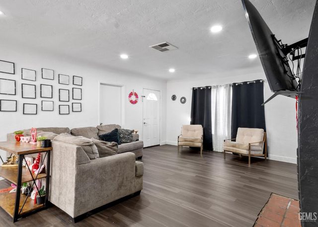 2019 Brundage Lane, Bakersfield, CA 93304