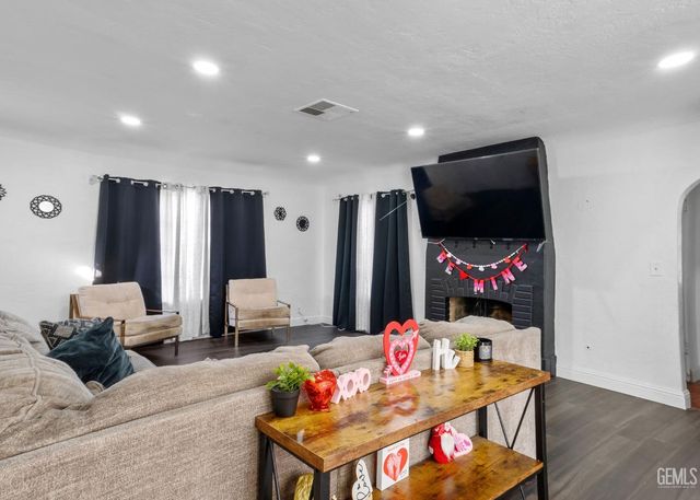 2019 Brundage Lane, Bakersfield, CA 93304