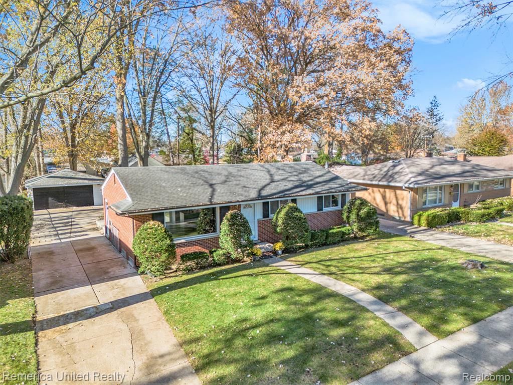 14551 Country Club Drive, Livonia, MI 48154