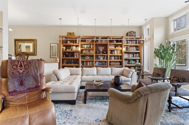 24 Beechwood Way, Briarcliff Manor, NY 10510