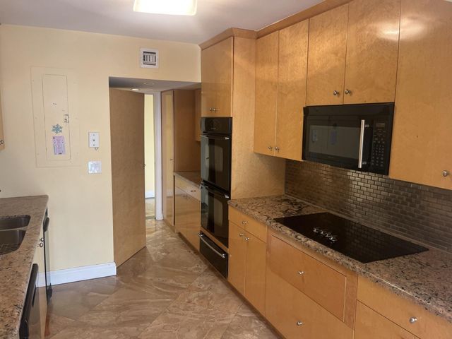 19667 Turnberry Way 4J, Miami, FL 33180