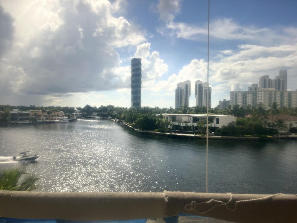 19667 Turnberry Way 4J, Miami, FL 33180