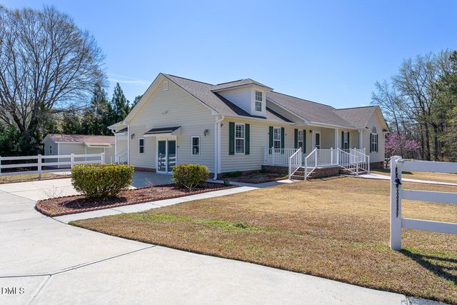 34 Blue Pond Road, Clayton, NC 27520