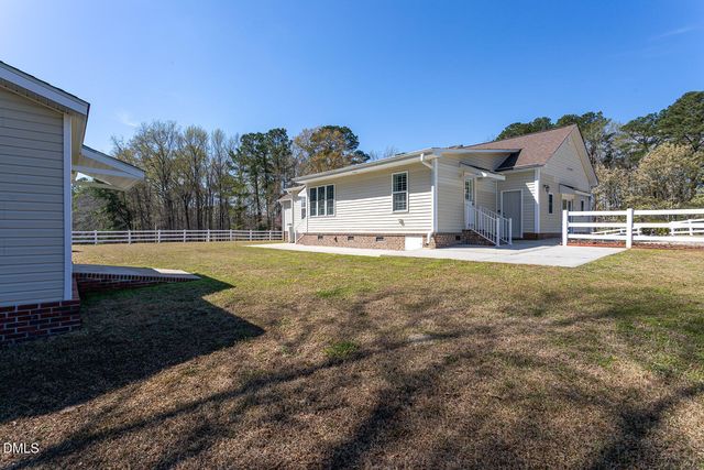 34 Blue Pond Road, Clayton, NC 27520