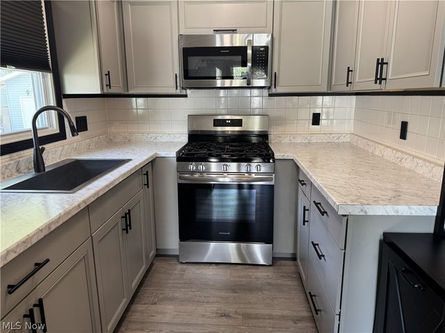 522 Grandview Avenue, Barberton, OH 44203