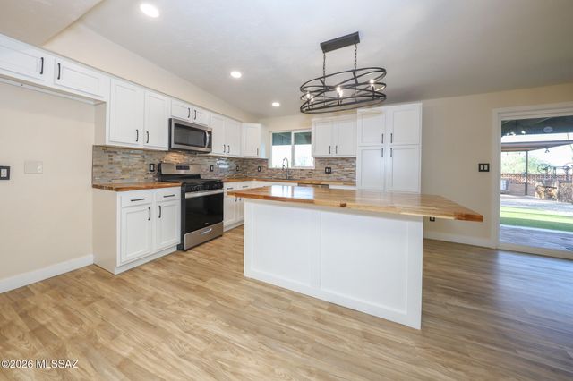 6760 W Ina Road, Tucson, AZ 85743