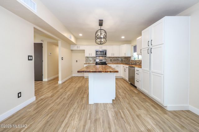 6760 W Ina Road, Tucson, AZ 85743