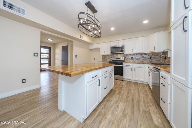 6760 W Ina Road, Tucson, AZ 85743