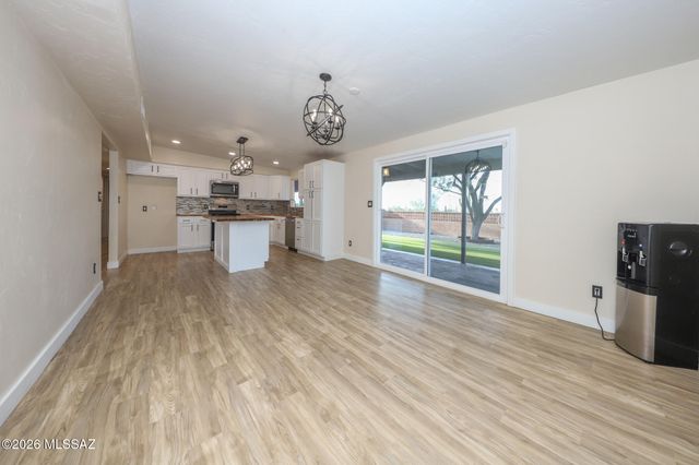 6760 W Ina Road, Tucson, AZ 85743