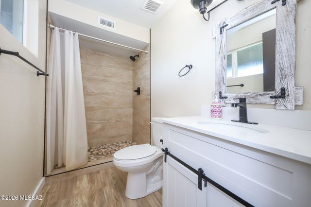 6760 W Ina Road, Tucson, AZ 85743
