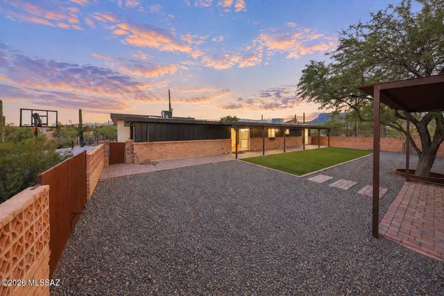 6760 W Ina Road, Tucson, AZ 85743