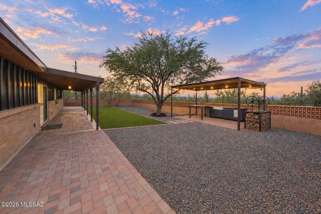 6760 W Ina Road, Tucson, AZ 85743