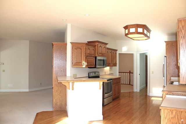 4837 Rockridge Ct., Manhattan, KS 66503