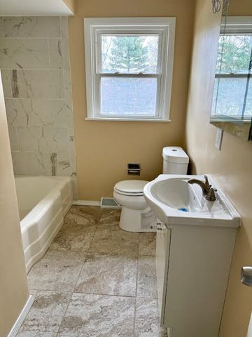 1811 West Main Street, Sleepy Hollow, IL 60118