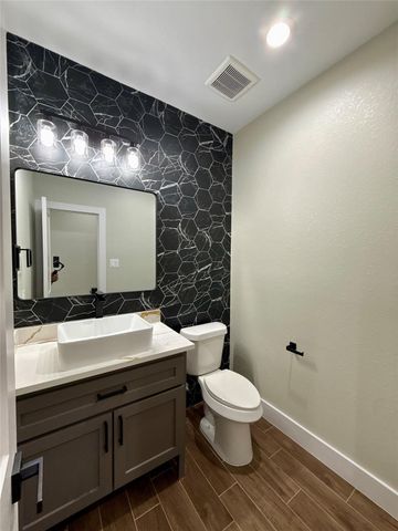 237 Crestview Drive, West Columbia, TX 77486