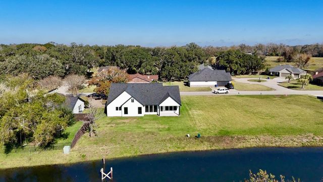 237 Crestview Drive, West Columbia, TX 77486
