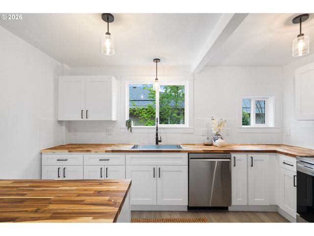 6023 N AMHERST St, Portland, OR 97203