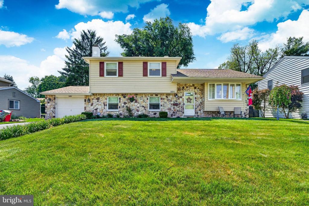 325 ACORN DR, Warminster, PA 18974
