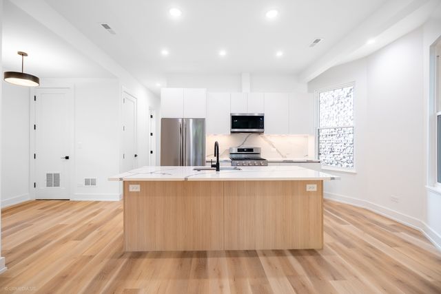 2113 N Kenmore Avenue 1, Chicago, IL 60614