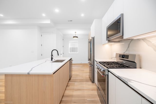 2113 N Kenmore Avenue 1, Chicago, IL 60614