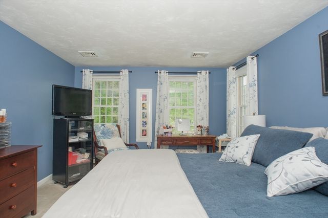 13 King Philip Path, Mendon, MA 01756