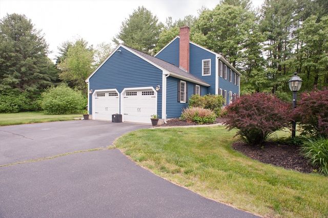13 King Philip Path, Mendon, MA 01756