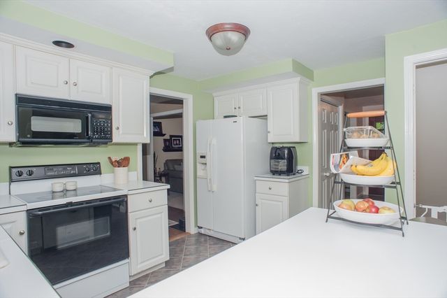 13 King Philip Path, Mendon, MA 01756