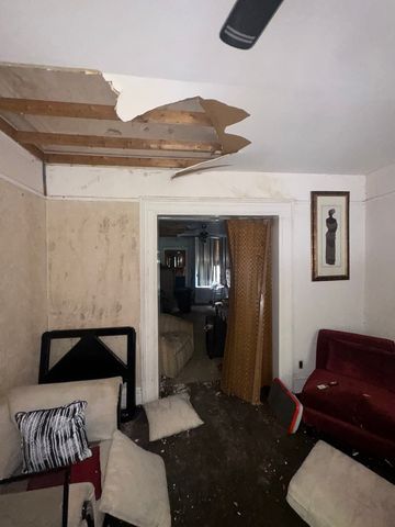 3634 S Giles Avenue, Chicago, IL 60653