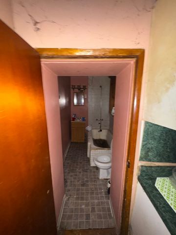 3634 S Giles Avenue, Chicago, IL 60653