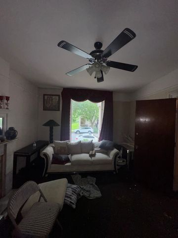 3634 S Giles Avenue, Chicago, IL 60653