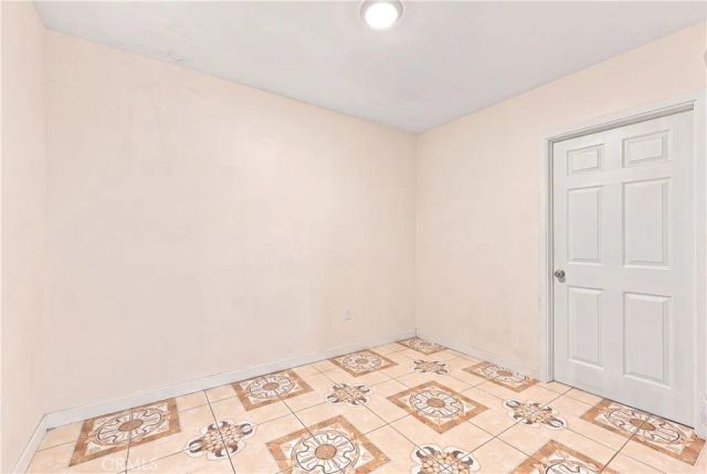 5017 S San Pedro, Los Angeles, CA 90011