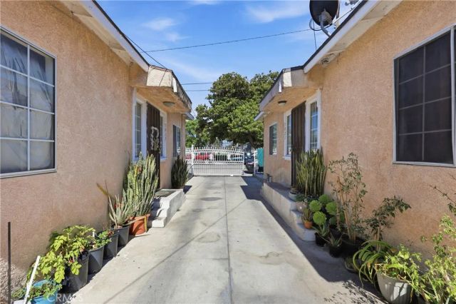 5017 S San Pedro, Los Angeles, CA 90011